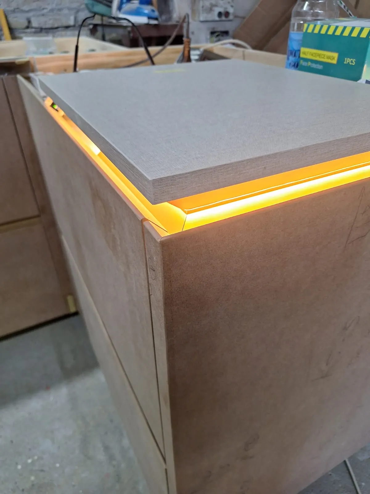 LED traka u pult profilu na neofarbanom elementu od MDF-a