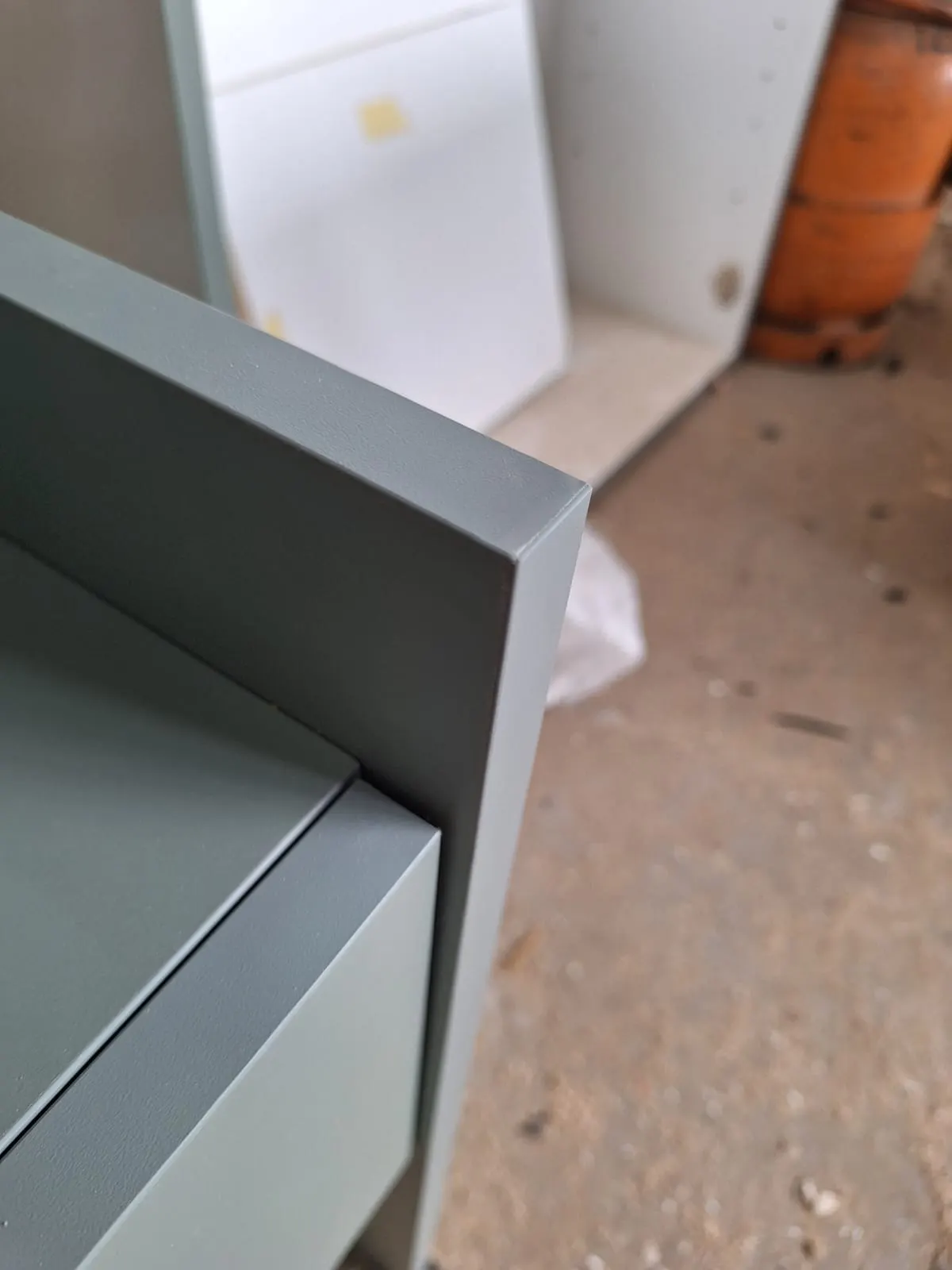Detalj fronta, gornje i bočne stranice na komodi od oplemenjene iverice